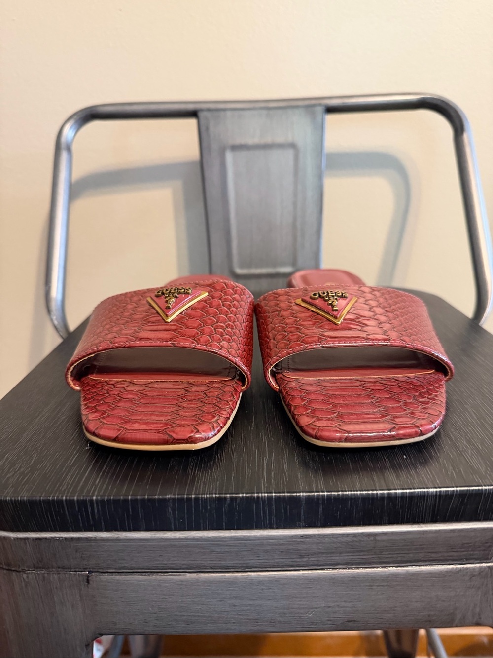 Guess Burgundy Red Croc Embossed Logo Slide Sandals Size 8 - Picture 5 of 11